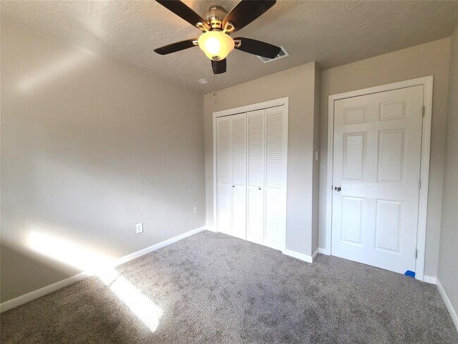 Photo - 1402 Rustling Oaks Dr House