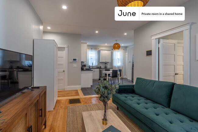Room in Shared 4 bed/2 bath home in Savin Hill