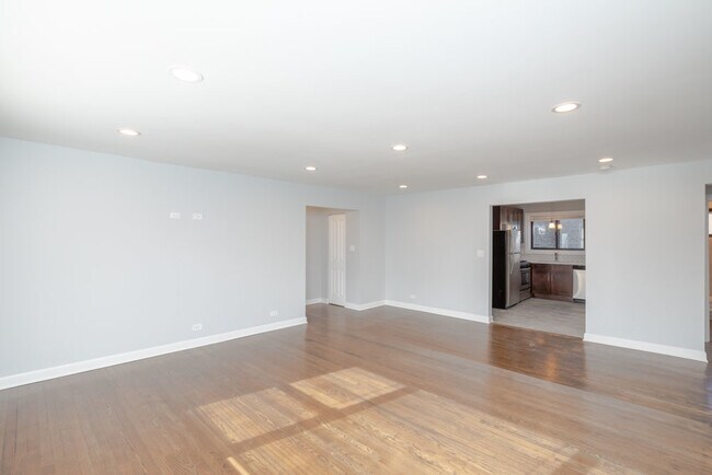 Photo - 6807 N Ridge Blvd Unit 202
