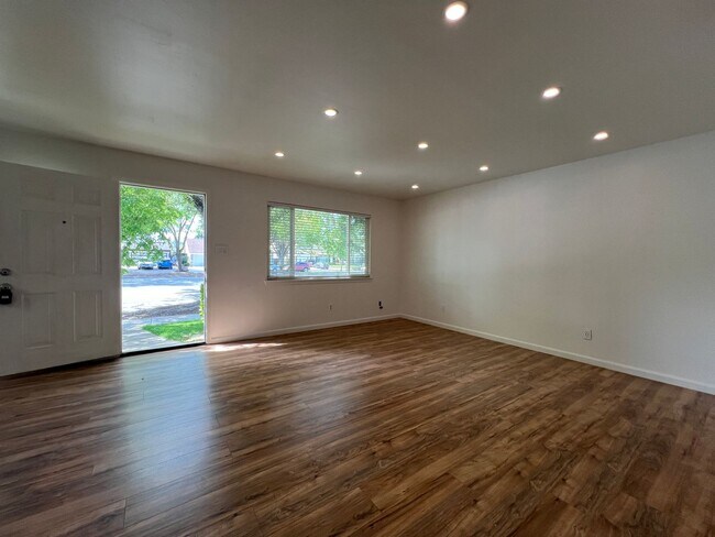 Photo - Beautiful 2 Bedroom 1 Bath Condo in South ...