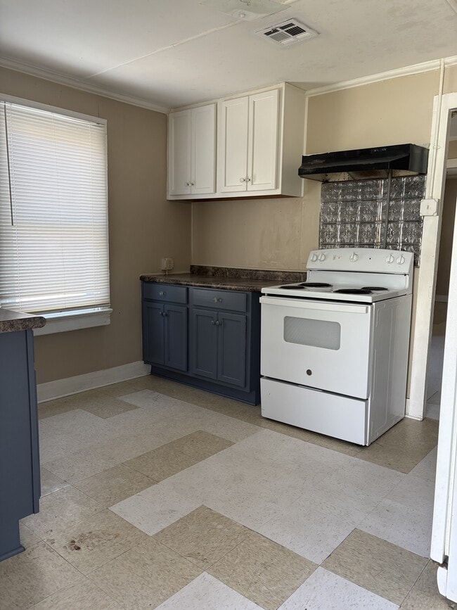 Building Photo - 400 Lamar St