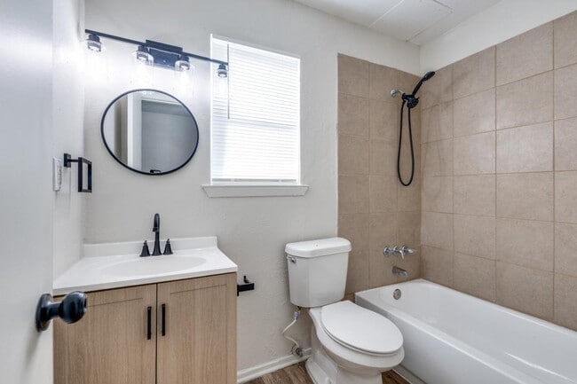 Building Photo - 1833 Pelican Dr N