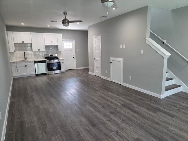 Building Photo - 9806 Fillmore St Unit B