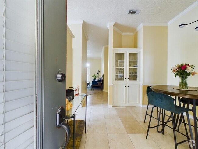 Building Photo - 914 W 26th St Unit 303 Rental