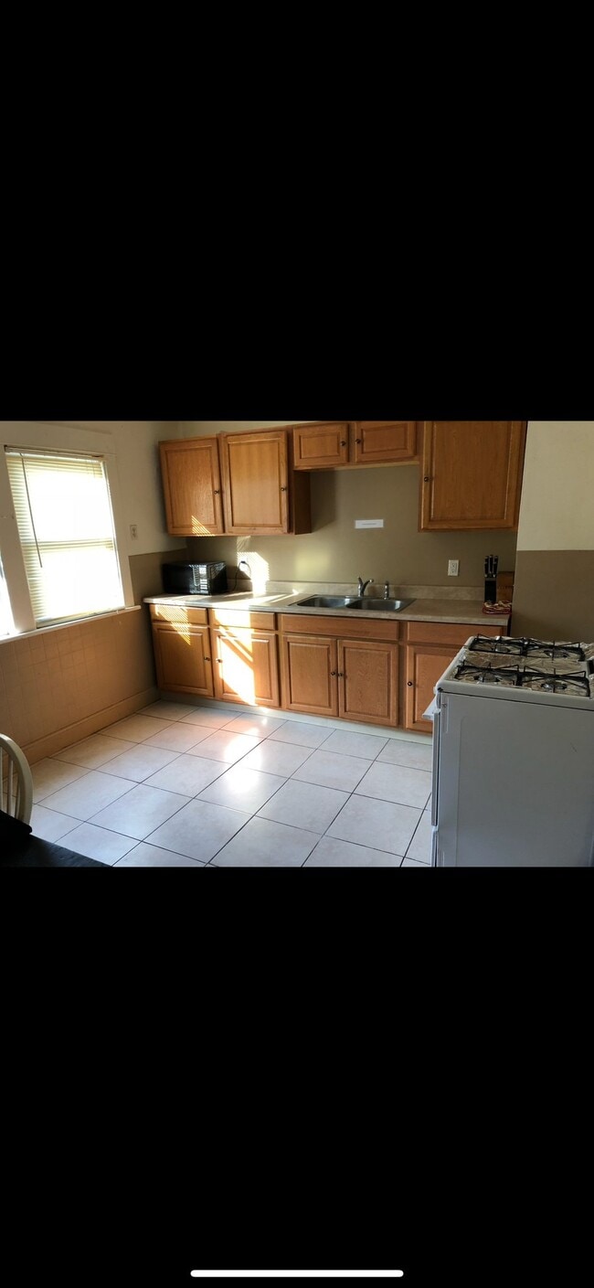 Building Photo - 200 Englewood Ave Unit 2