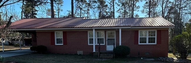 Building Photo - 3 Bed/2 Bath Home