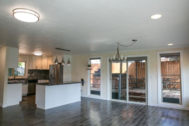 Photo - 4 bedroom 3 bath house for rent- Great location in Milwaukie, OR!