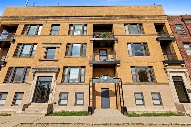 Building Photo - 3706 N Sheffield Ave Unit 1 Rental