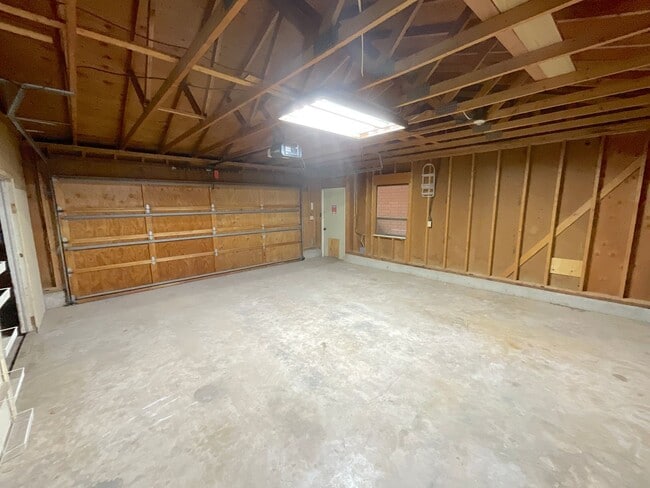 Photo - 5 Bedroom Home, 4.61 Acres, Available Near...