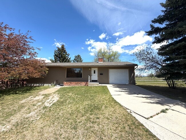 Building Photo - Pet Friendly 2 bed 1/5 bath Single Family Home With Fully Fenced Yard and Garage in great neighbo...