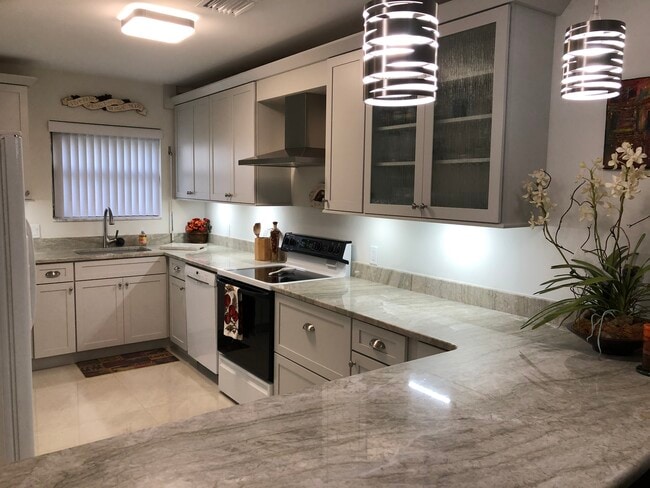 Building Photo - 3901 SE Saint Lucie Blvd Unit #9 Rental