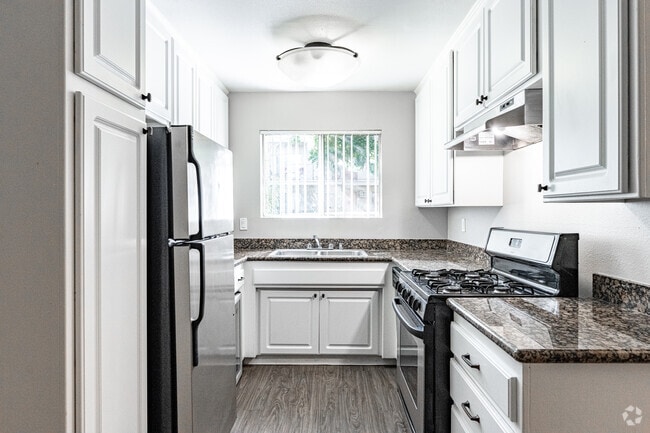 1BR, 1BA - 700SF - Kitchen