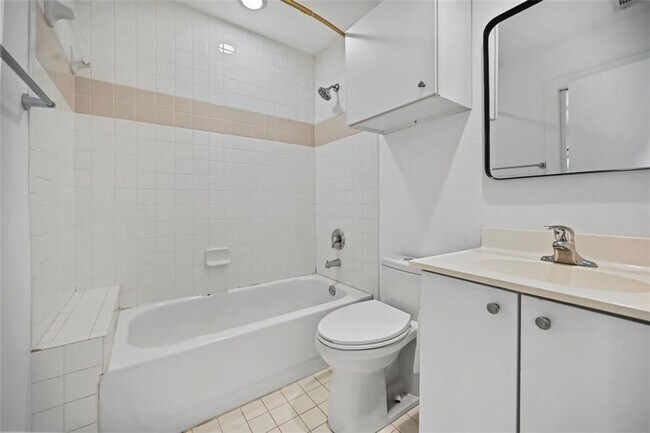 Photo - 920 Memorial Dr SE