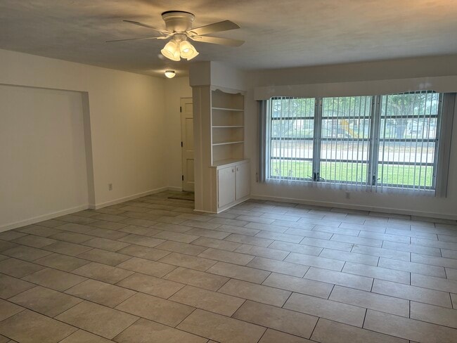 living/dining - 690 Avenue C SE Unit 690