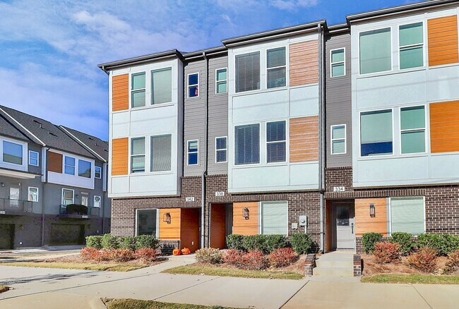 Building Photo - LoSo Terrace like new townhome available f...