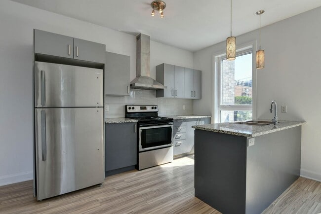 Building Photo - 6600 Av. de Darlington Unit 304