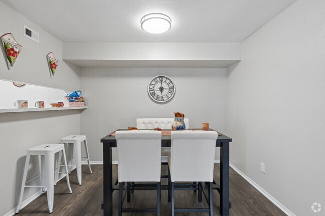 1BR, 1BA - 664SF - Dining Room