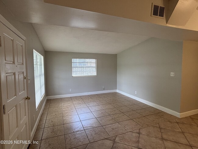 2842 Tulip Cir E