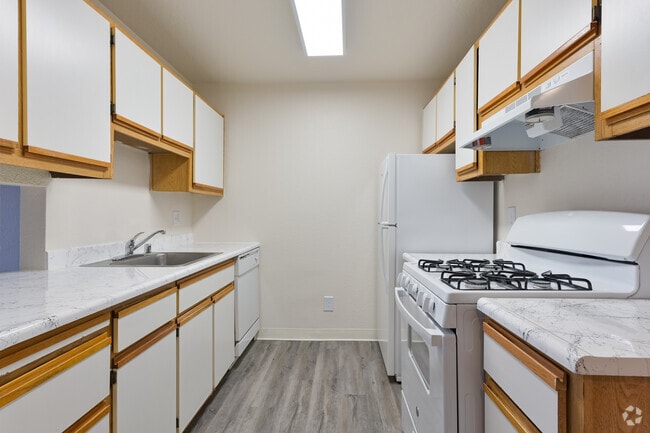 2BR, 2BA - 956SF - Kitchen