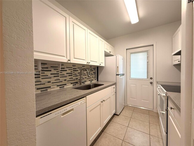 Photo - 1450 Atlantic Shores Blvd Unidad 110