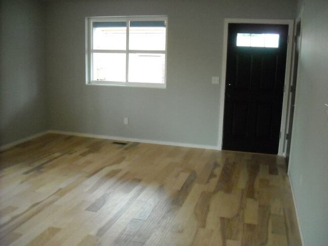 Photo - Charming SE Bungalow 3 Bed 2 Bathroom with Washer & Dryer Unidad #A