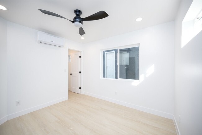 Building Photo - New 1 Bed 1 Bath Apartment Unit 4322 48th St -  1