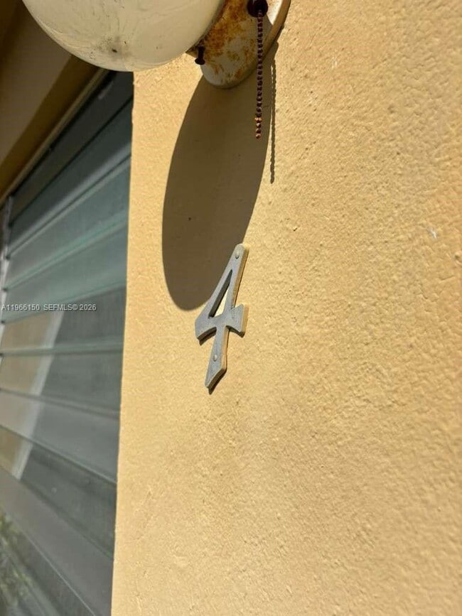 Building Photo - 301 Sharar Ave Unit 4