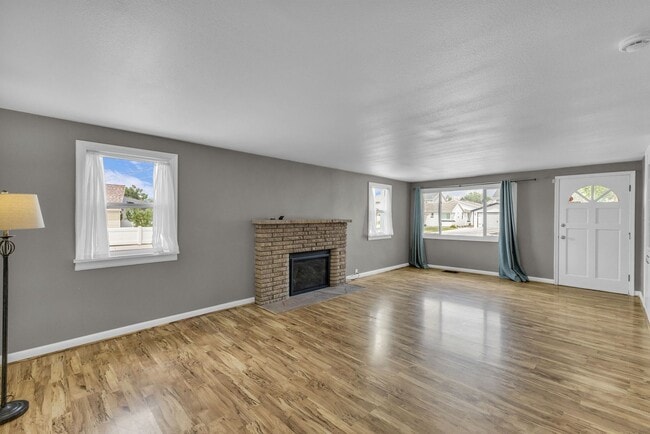 Photo - Beautiful and Bright 2 Bedroom 1 Bathroom Home in Murray!!