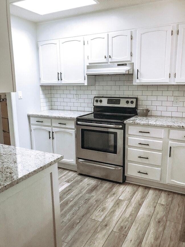 Photo - 300 Selkirk Trail