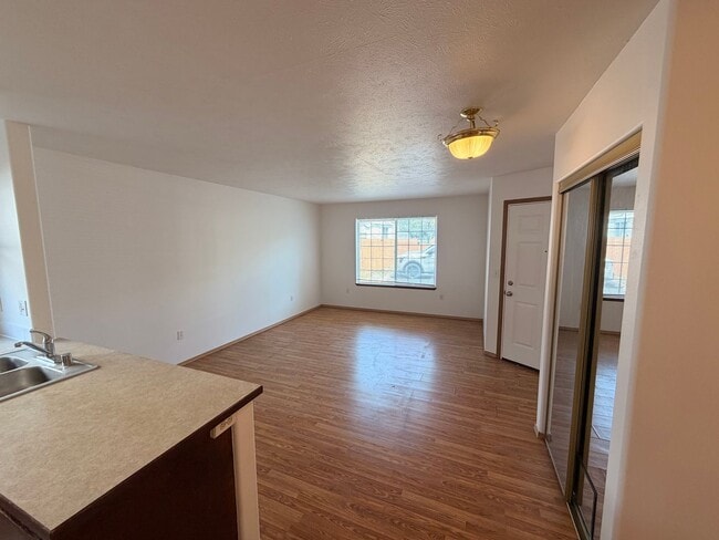 6105 N Regal St Unidad 6105 N Regal St - Unit C