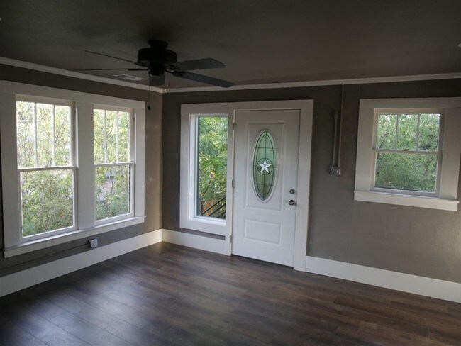 Photo - 104 W Wallace St