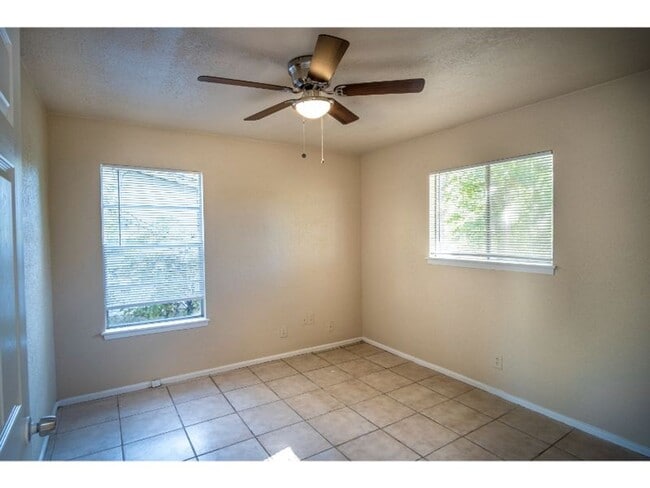 Building Photo - Nice and Convenient Home