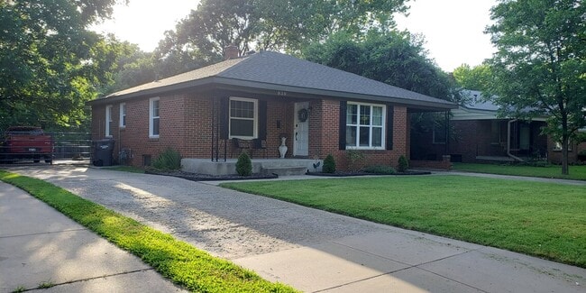 Building Photo - 939 N Crestway St