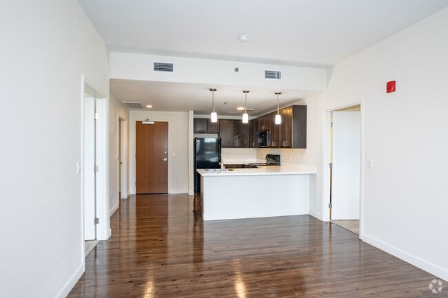 2BR, 2BA - 911SF - Kitchen / Living room