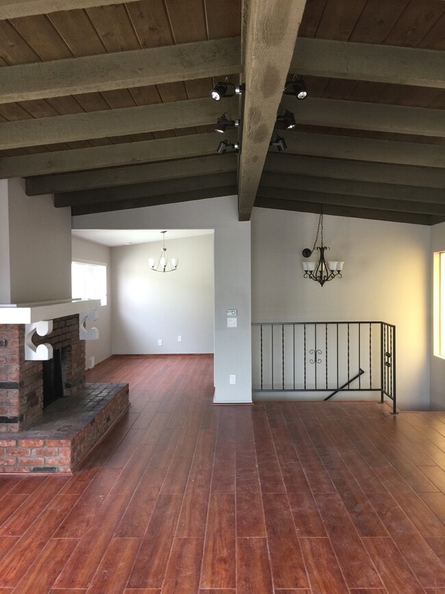 Building Photo - 306 Larsson St