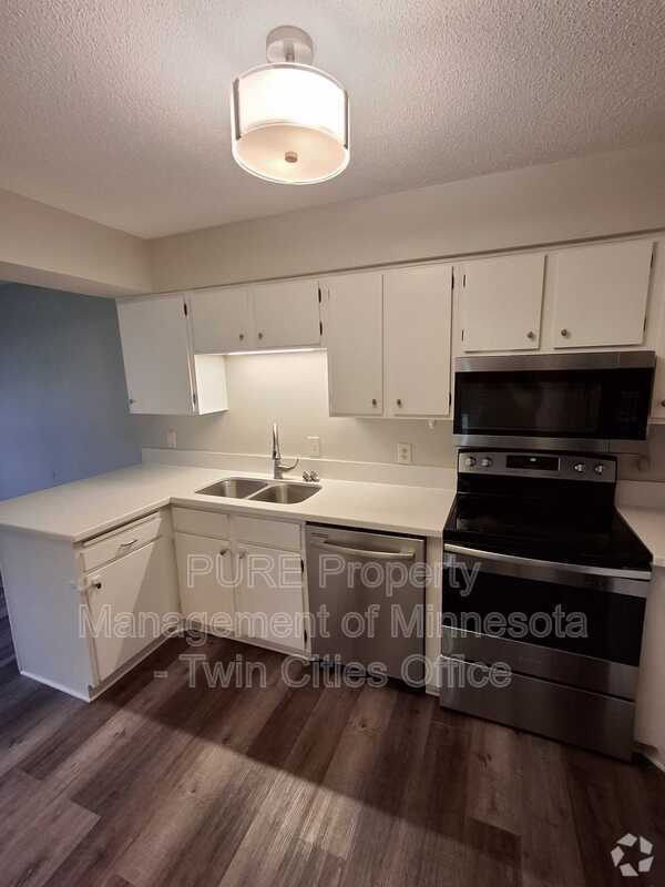 Building Photo - 9468 Kingsview Ln N Rental