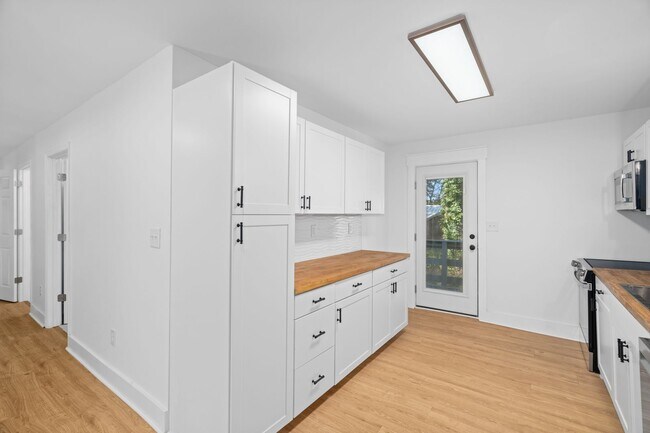 Photo - AVAILABLE NOW at a Good Price. 3 Bed 2 Bath FOR LEASE in Pulaski. $1400 Rent.