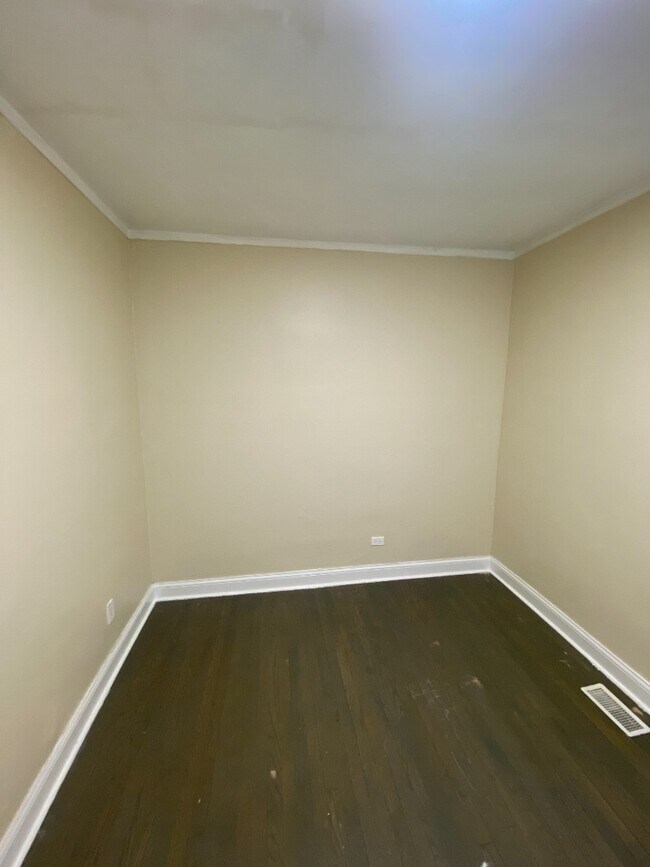 Photo - Charming 3-Bedroom Home | Updated Kitchen | Shared Laundry Unidad 1