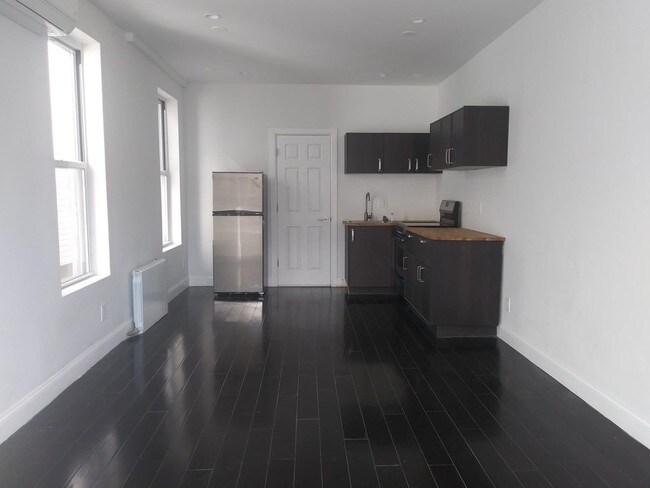 Photo - 2539 Hubbard St