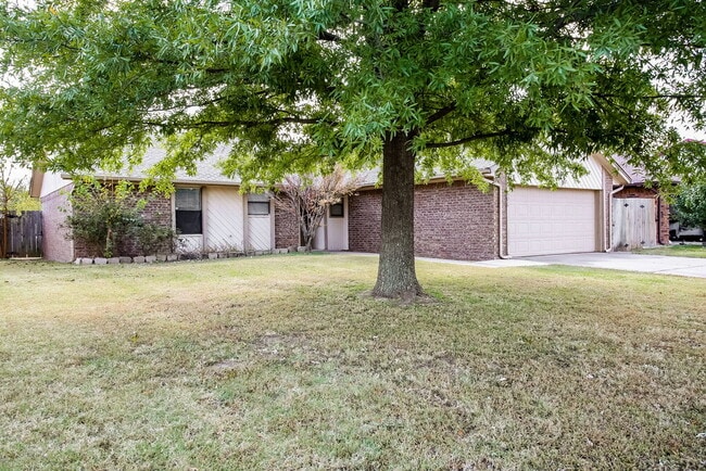 Photo - 808 Waterview Rd