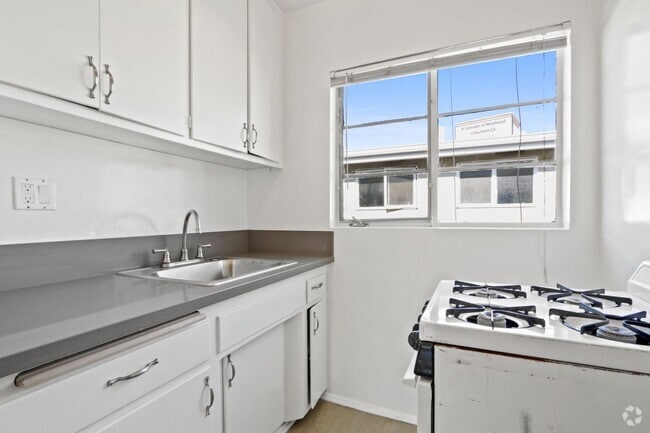 Building Photo - 10906 Santa Monica Blvd Rental