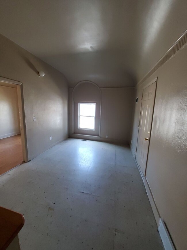 1921-1923 W Greenfield Ave. (5 Unit) - 1921-1923 W Greenfield Ave. (5 Apartment Unit) Unit 2