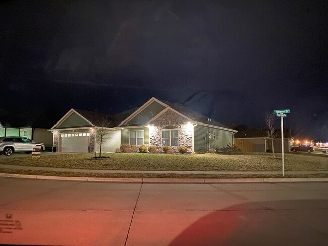 Photo - 3 bedroom 2 bathroom house with fenced in yard