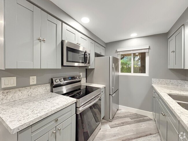 Building Photo - Charming 1BD/1BA Condo in Lakeside W/ Rese... Unit 3