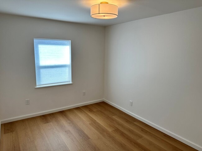 Photo - Blades Market Unit #5310