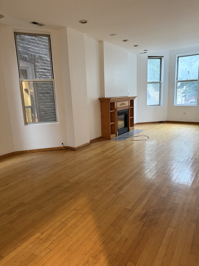 Building Photo - 1115 N Winchester Ave Unit #2 Rental