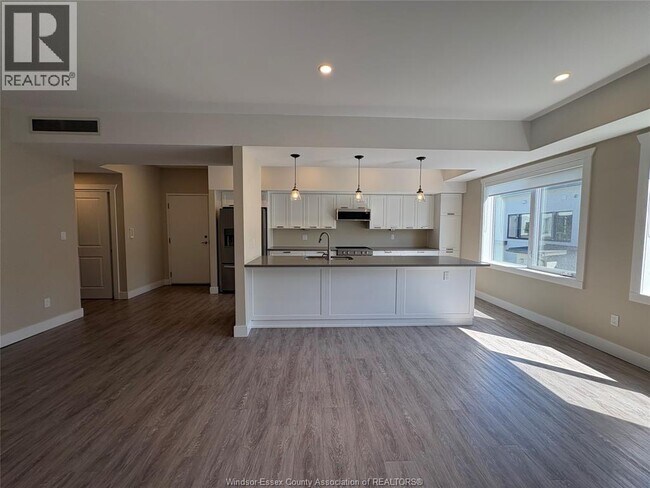Photo - 550 Sandison St
