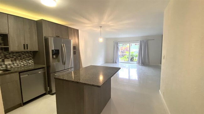 Photo - 770 SE 2nd Ave Unidad F101