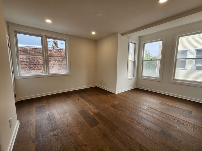 Building Photo - Beautiful 2 bedroom newly renovated Unit 2