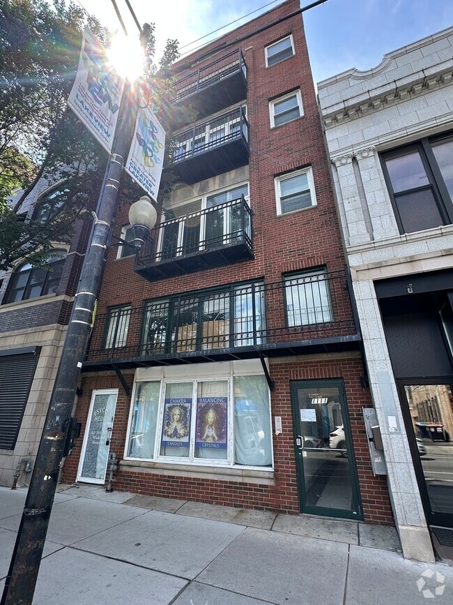Building Photo - 1111 W Belmont Ave Unit 1 Rental